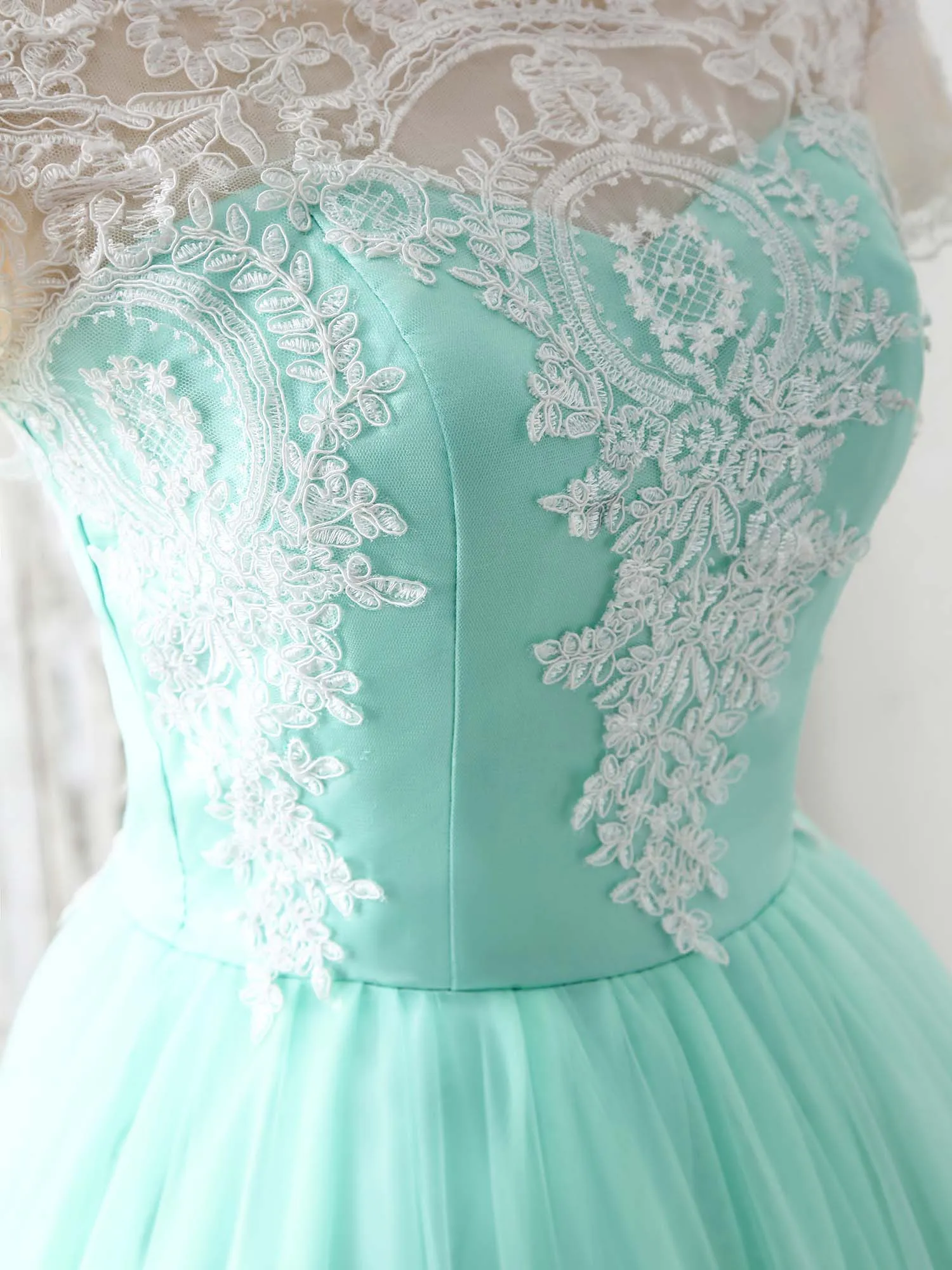 Green Round Neck Lace Applique Tulle Short Prom Dresses