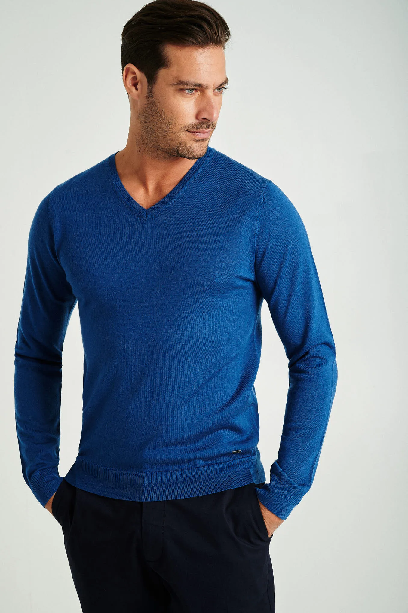 Men's extrafine merino wool V neck sweater