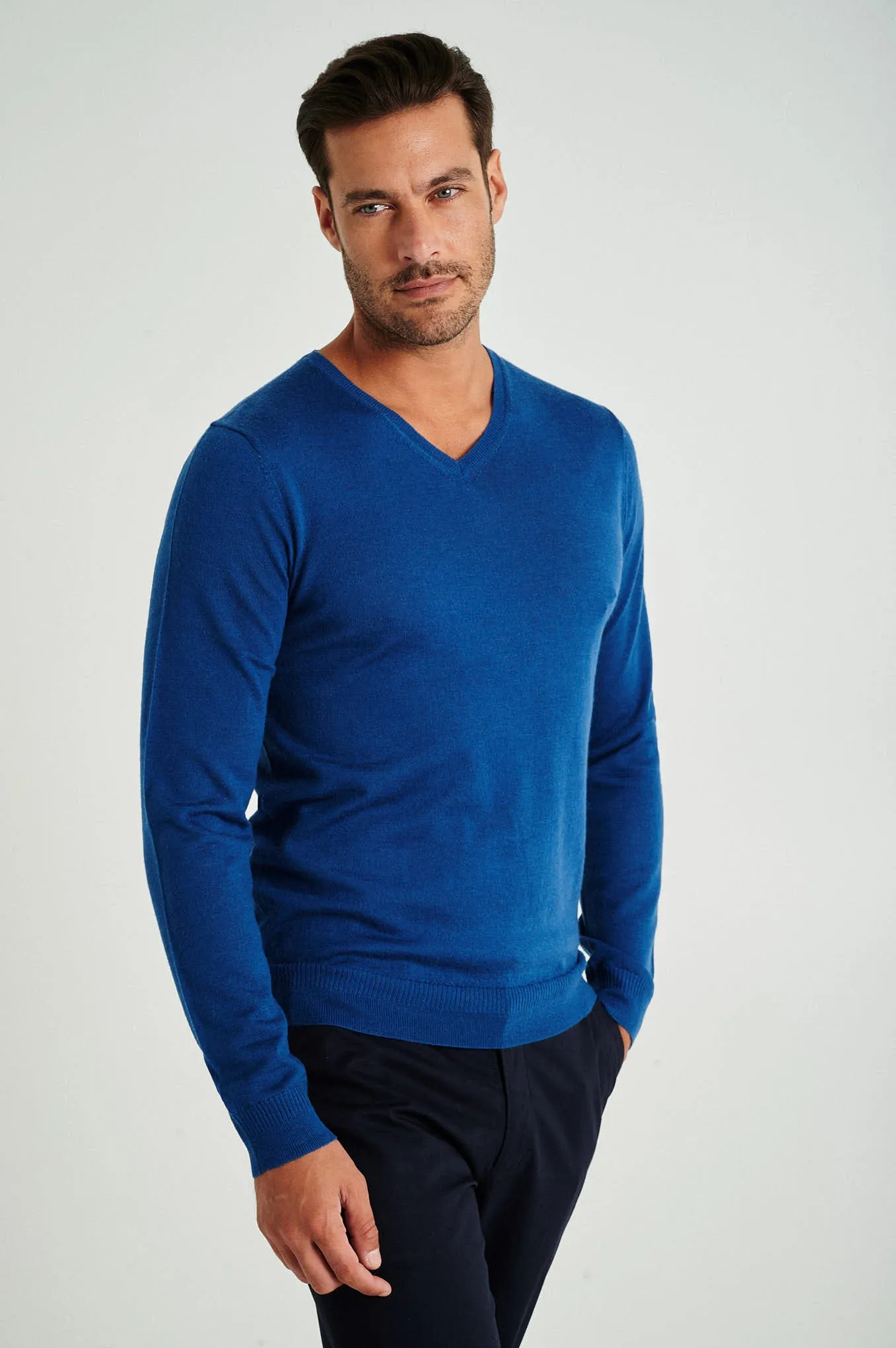 Men's extrafine merino wool V neck sweater