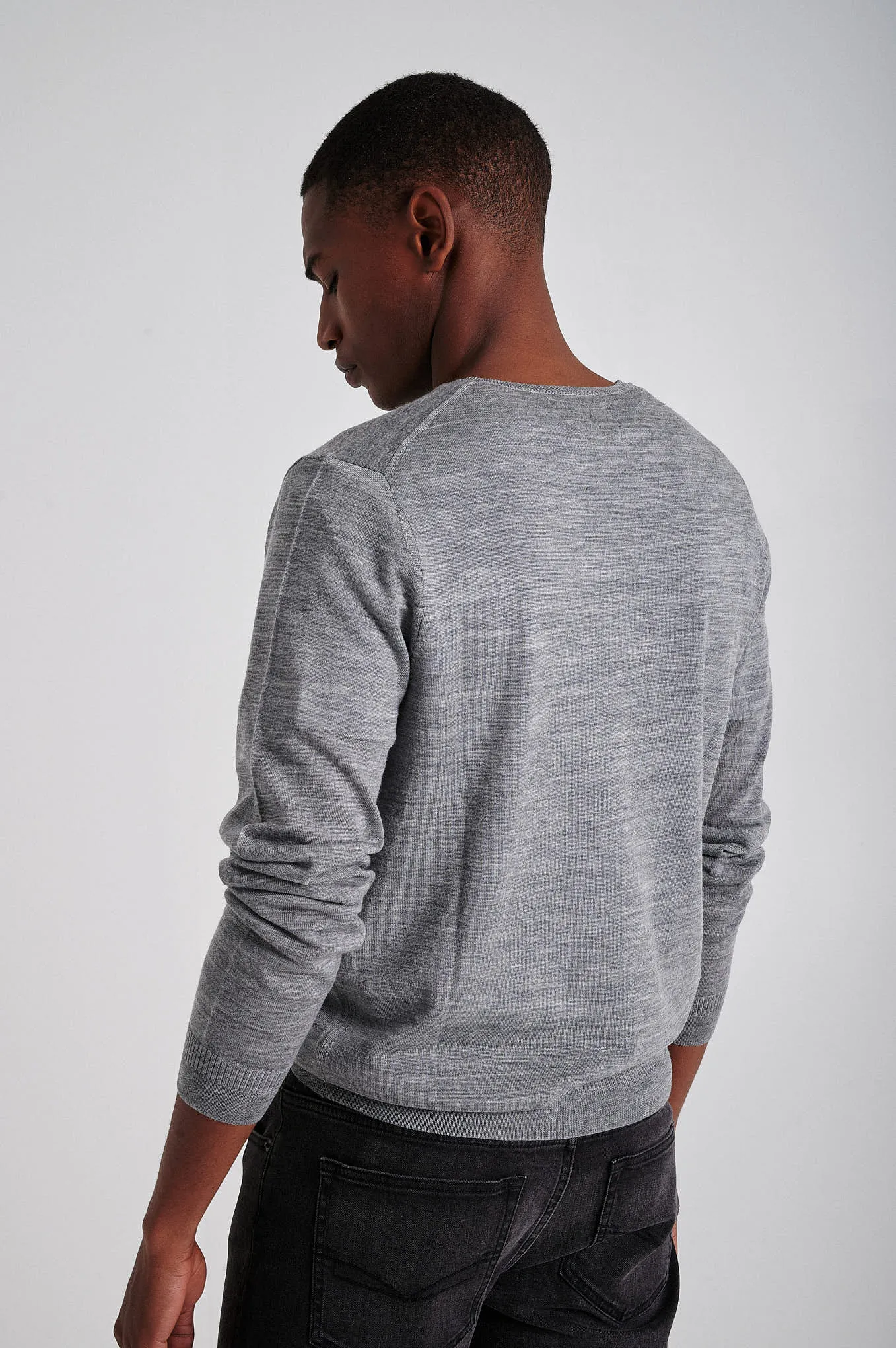 Men's extrafine merino wool V neck sweater