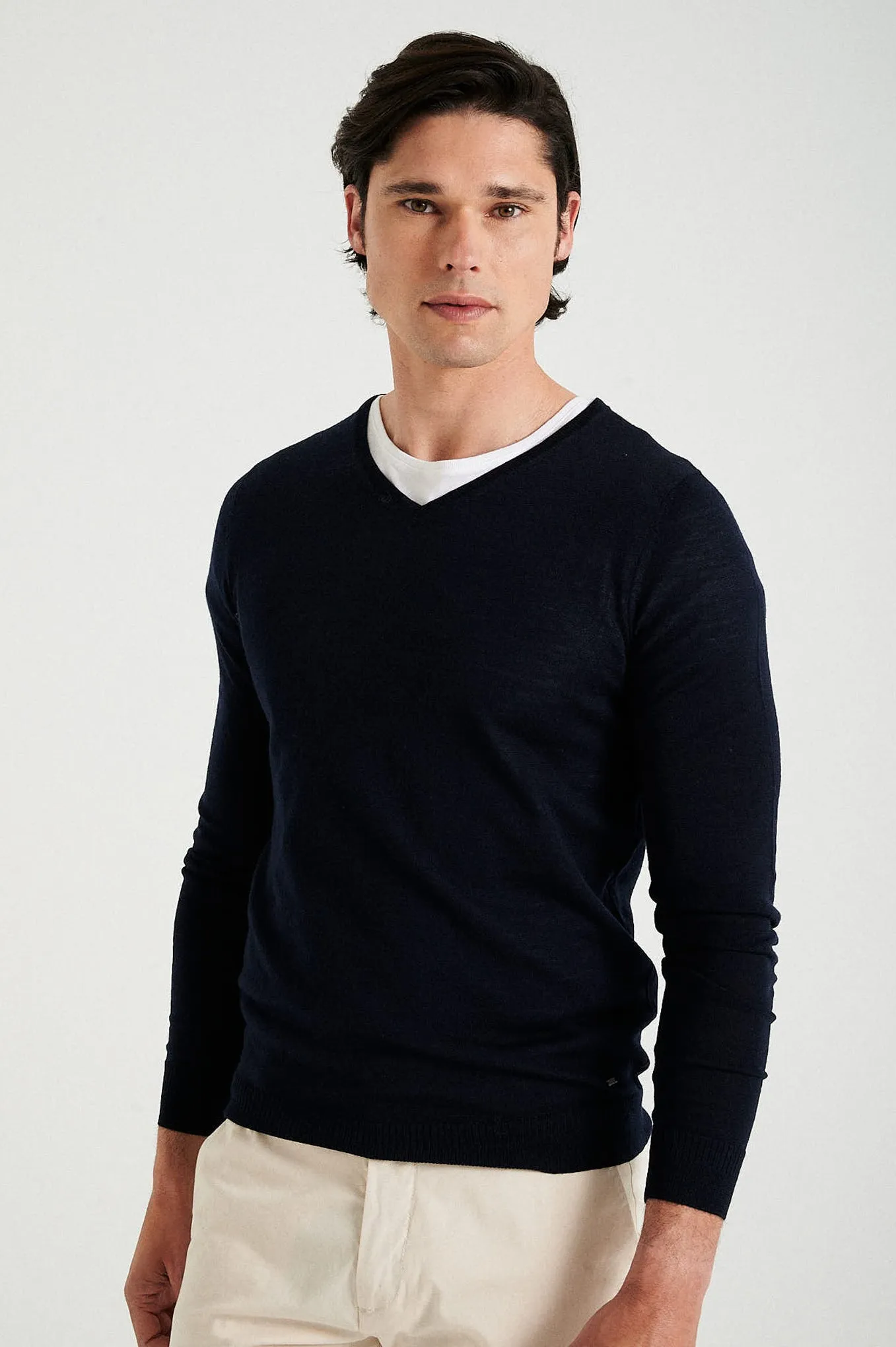 Men's extrafine merino wool V neck sweater