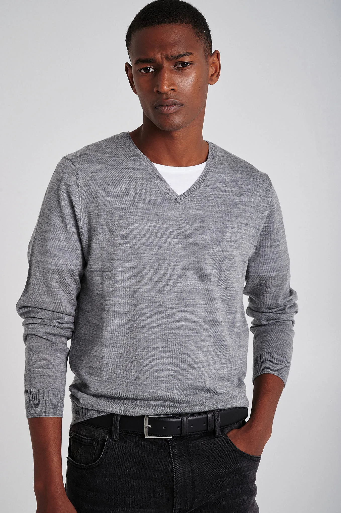 Men's extrafine merino wool V neck sweater