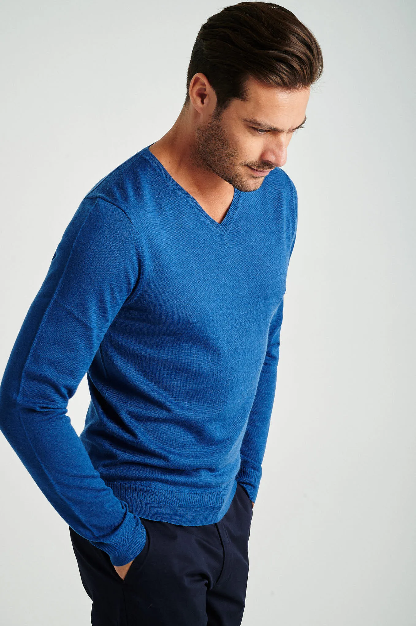 Men's extrafine merino wool V neck sweater