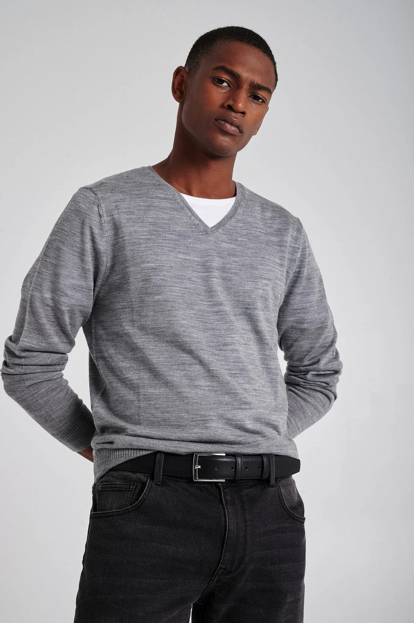 Men's extrafine merino wool V neck sweater