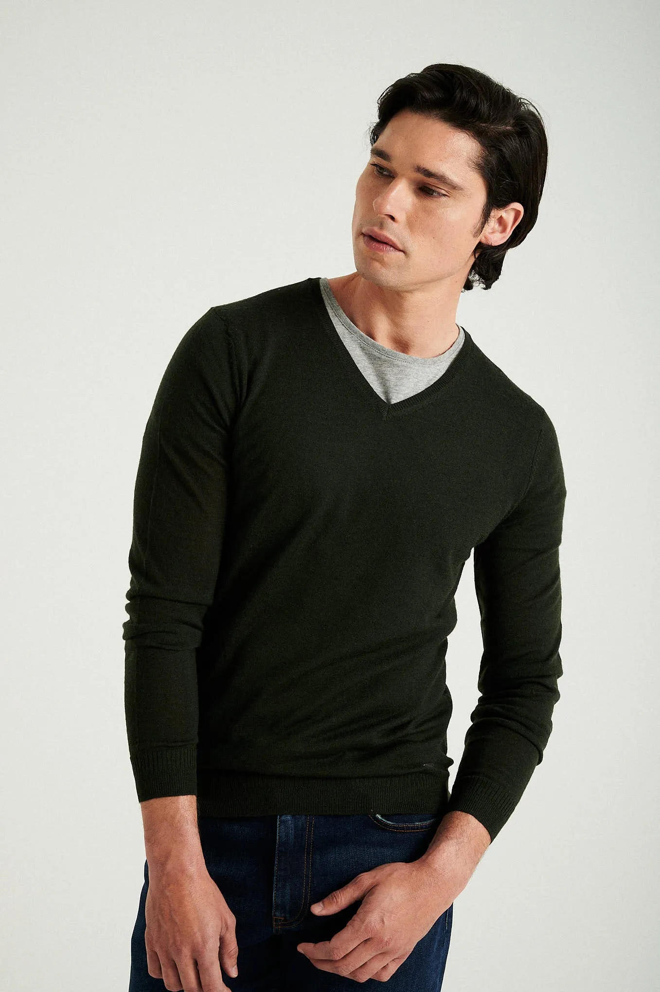 Men's extrafine merino wool V neck sweater