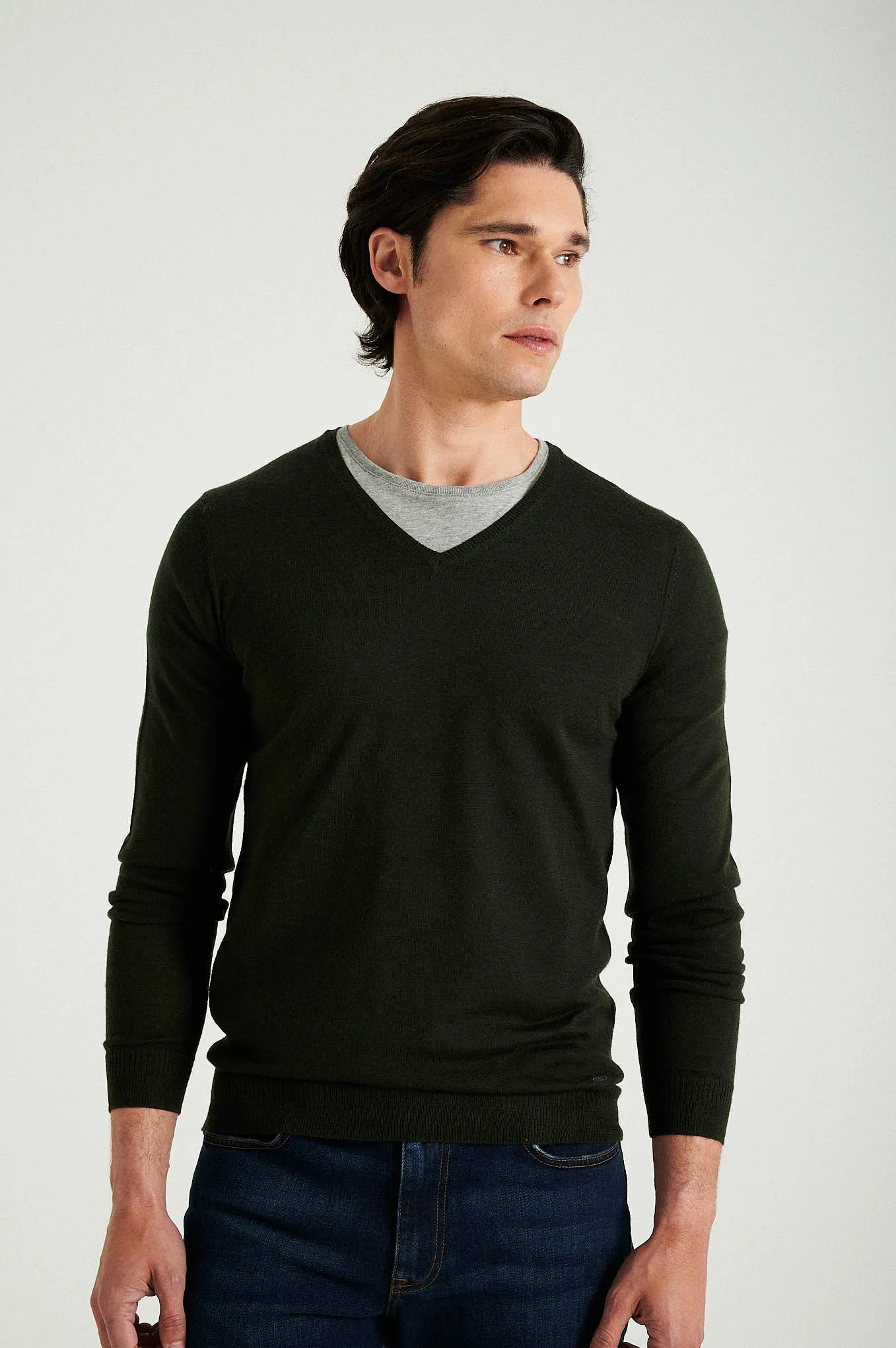 Men's extrafine merino wool V neck sweater