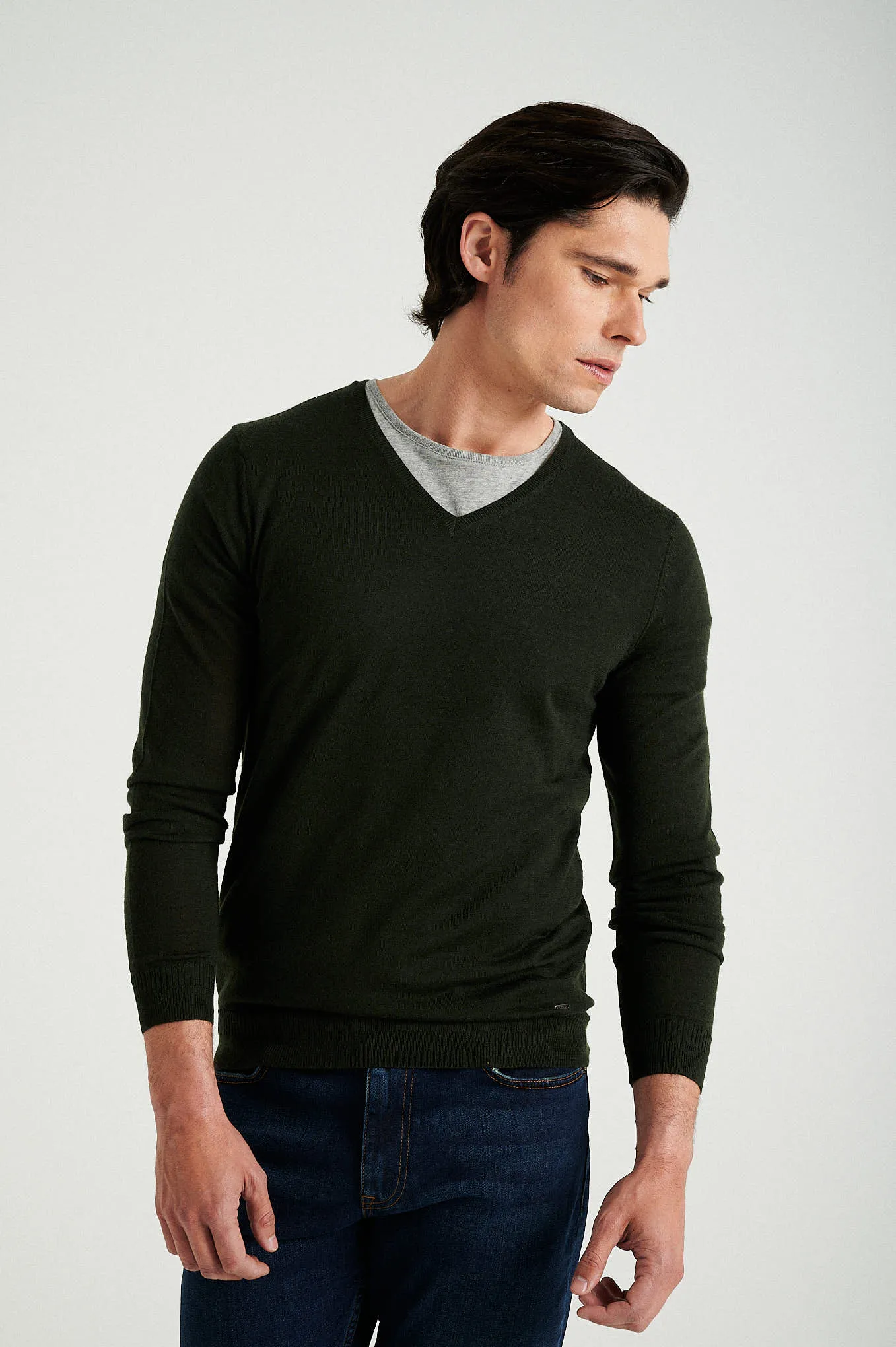 Men's extrafine merino wool V neck sweater