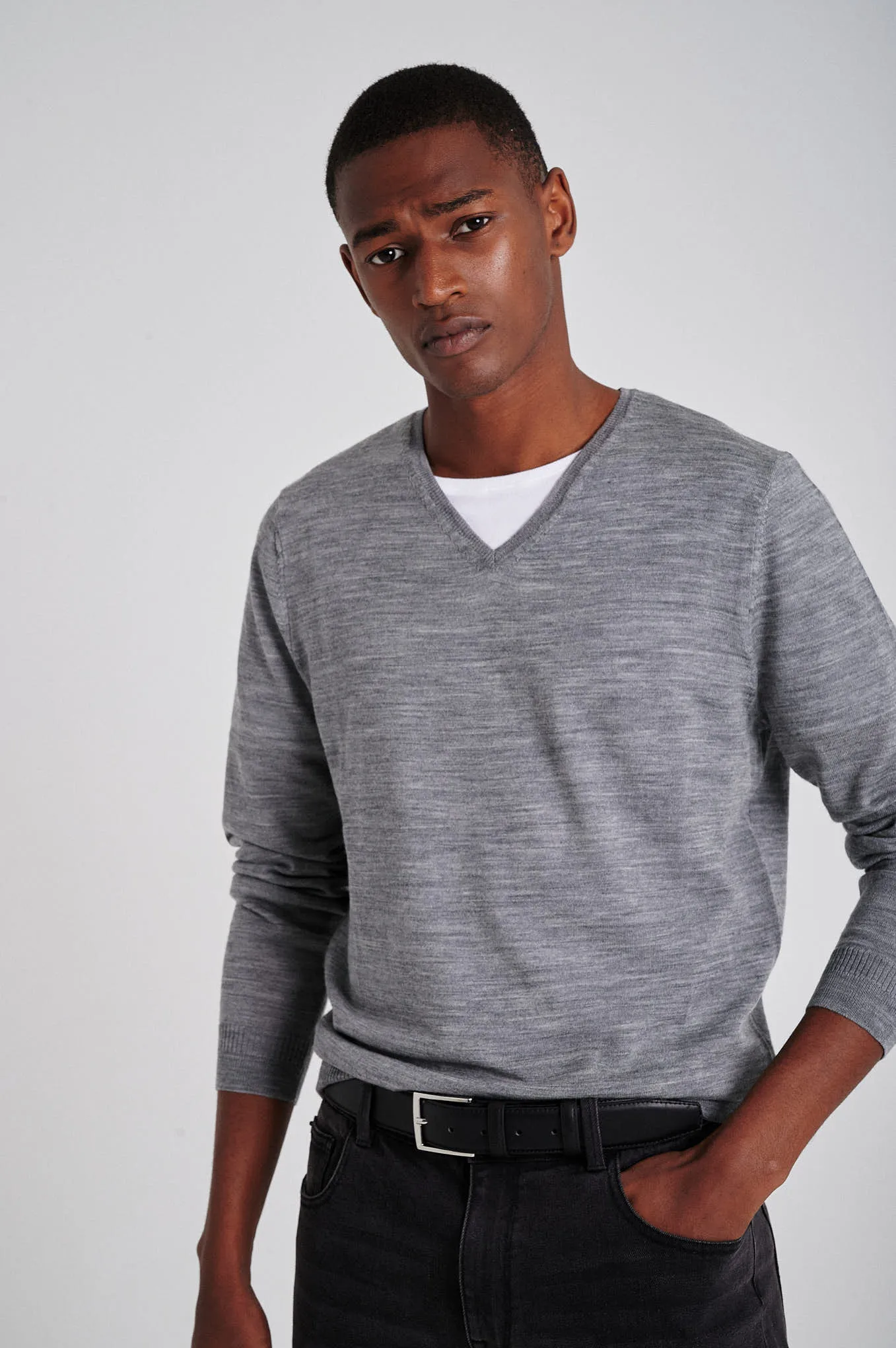 Men's extrafine merino wool V neck sweater