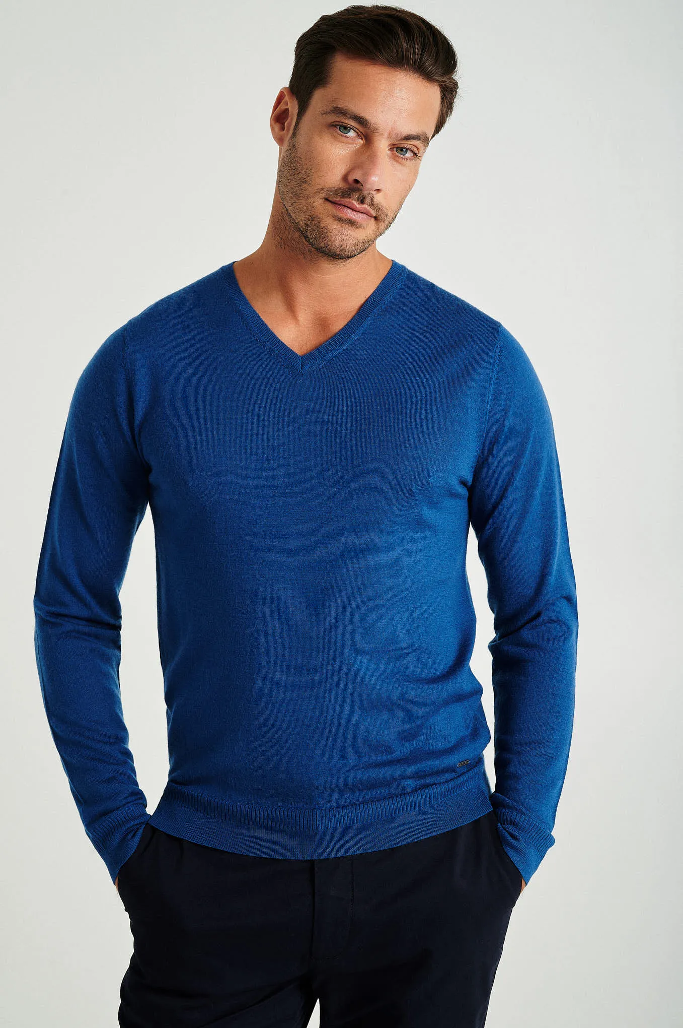 Men's extrafine merino wool V neck sweater